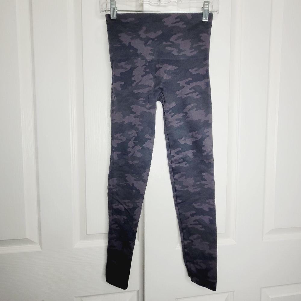Spanx Look At Me Now Black Green Camo Print Cropped Compression Leggings Size M